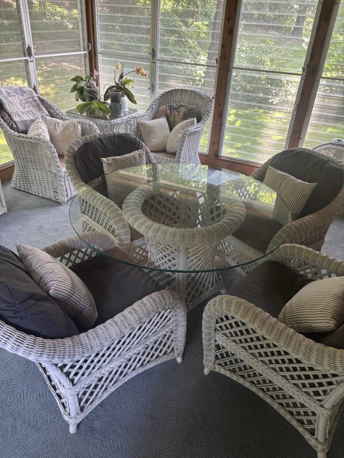 White Wicker/Rattan Patio Dining Set, Round Clear Glass-Top Table, Gray Cushions