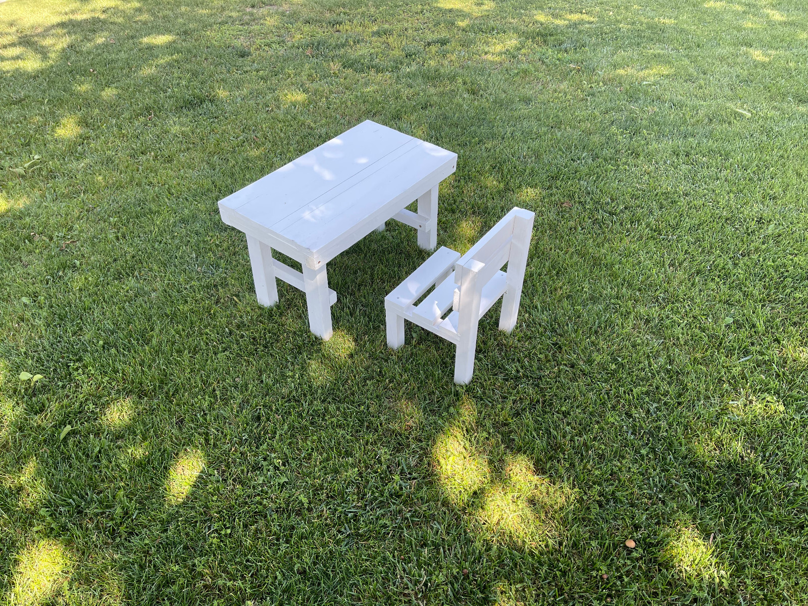 Hand made White Table and chair set can be used in Garden ,Patio or Porch 